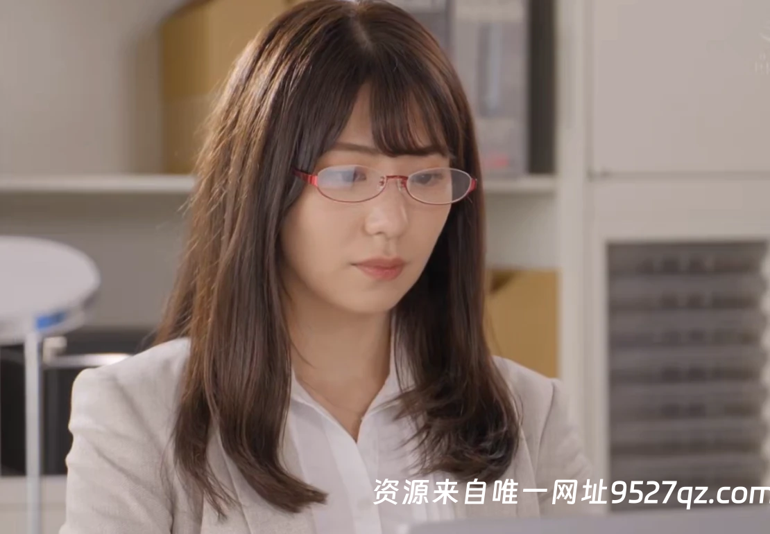 开始戴了眼镜，办公室OL，白色制服，白色高跟的