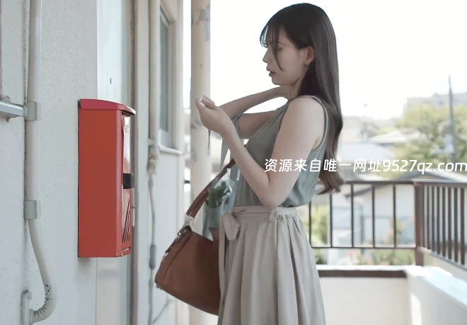 自行车故障而无措地站在路边