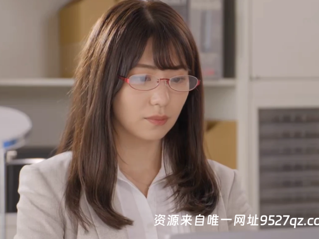 开始戴了眼镜，办公室OL，白色制服，白色高跟的